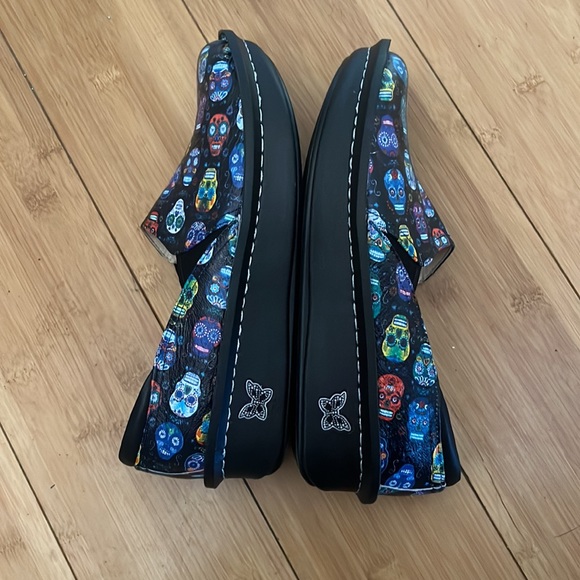 Slip on Alegria shoes. - Picture 4 of 4